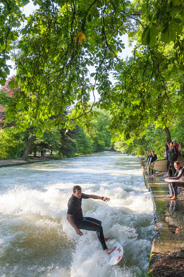 Deutschland, München, am Eisbach im Englischer Garten