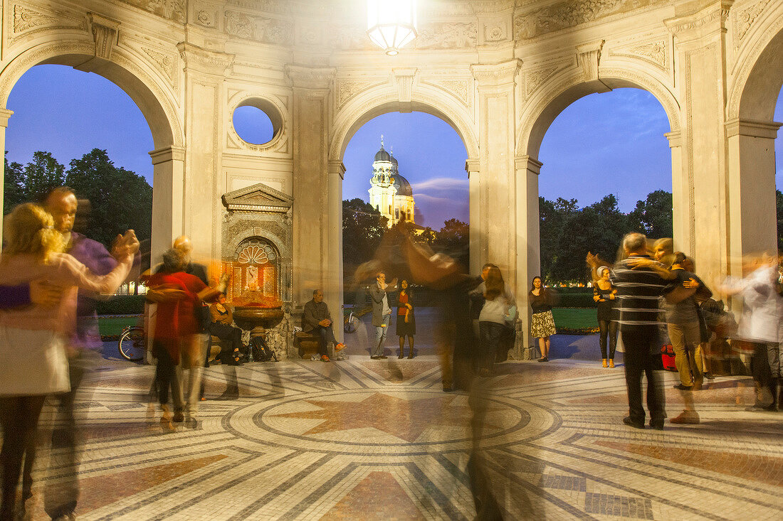 Deutschland, München, Tango-Tänzer im Hofgartentempel.