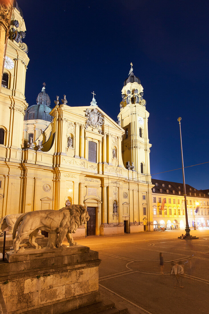 Deutschland, München, Odeonsplatz mit der Feldherrenhalle