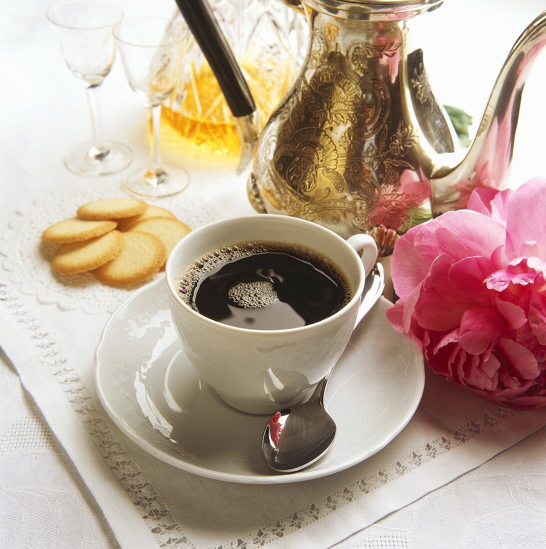 Eine Tasse Kaffee, Silberkanne, Plätzchen & Likör