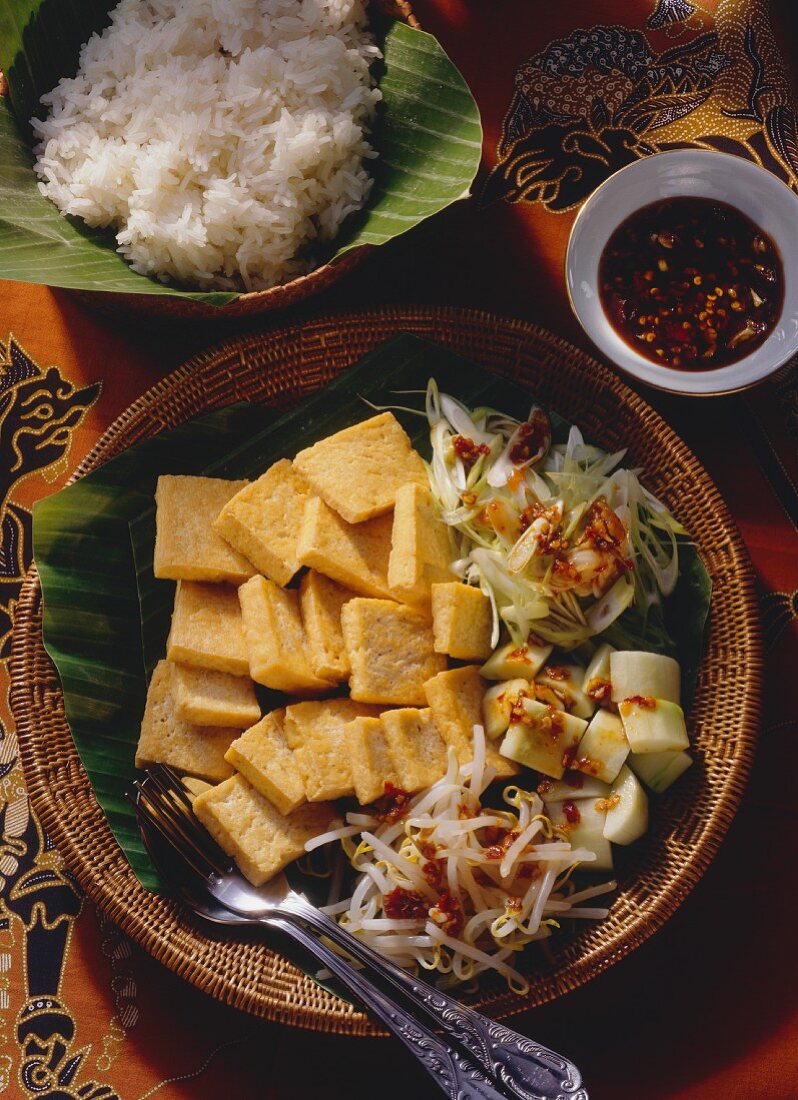 Tofu & vegetables, beansprouts, a bowl of rice, chili sauce