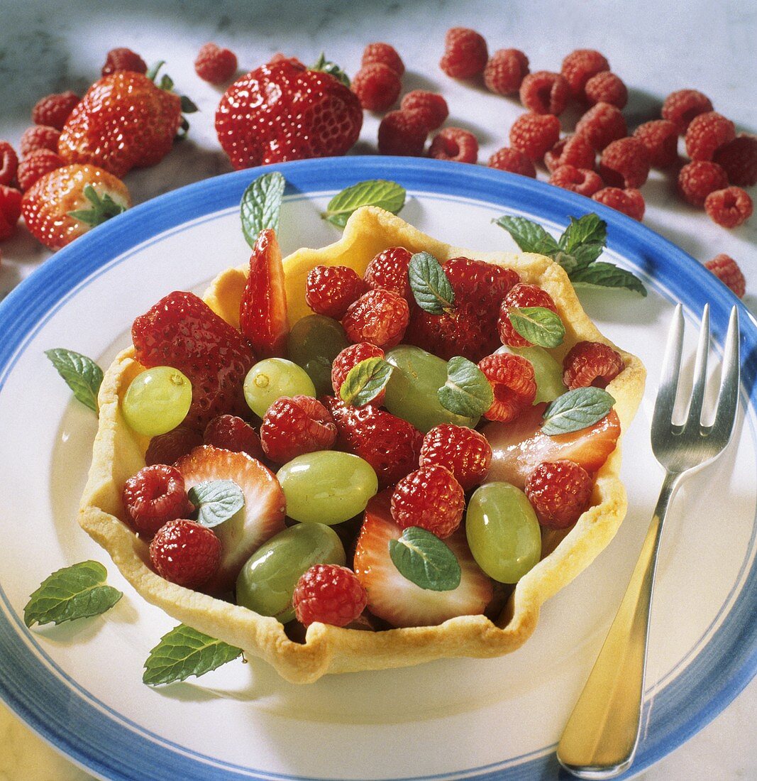 Gebackenes Obstkörbchen mit frischen Beeren & Trauben