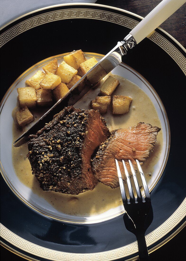 Pfeffersteak medium mit Röstkartoffeln