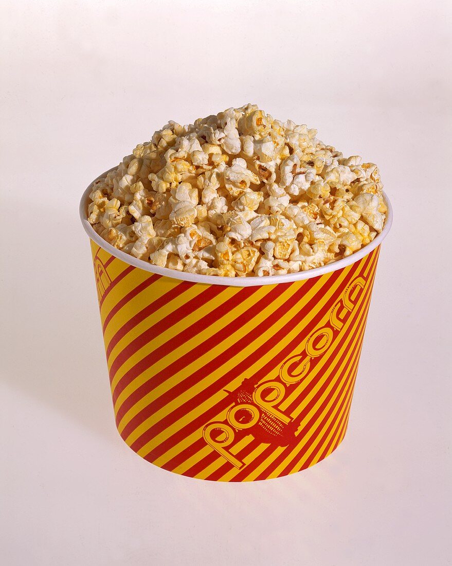 Pappbecher mit Popcorn