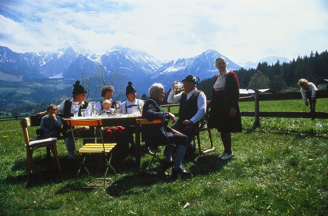 Gesellige Bierrunde im Freien