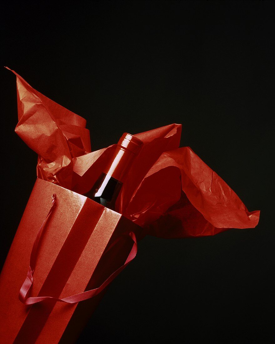 Eine Flasche Rotwein in flotter Geschenkverpackung