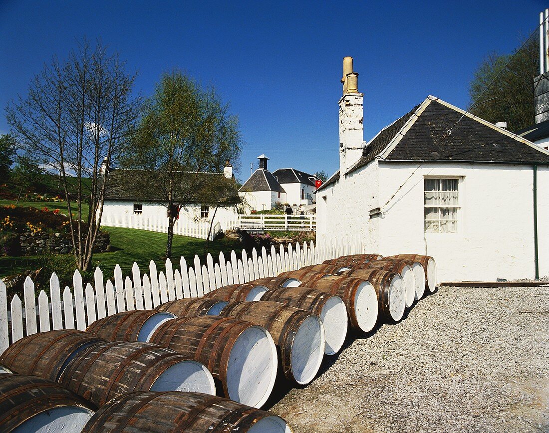 Fässer vor Schottlands kleinster Whiskydestillerie Edradour