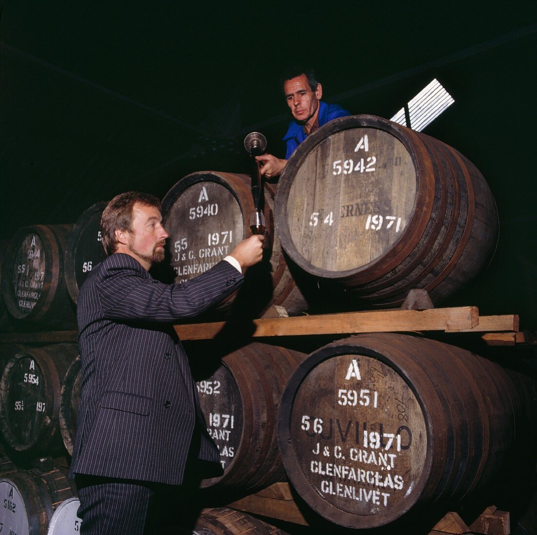 Whisky-Reifekontrolle in Glenfarclas Destillerie, Schottland