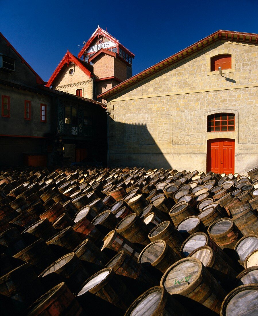 Fässermeer vor der Bodega López de Heredia, Rioja, Spanien