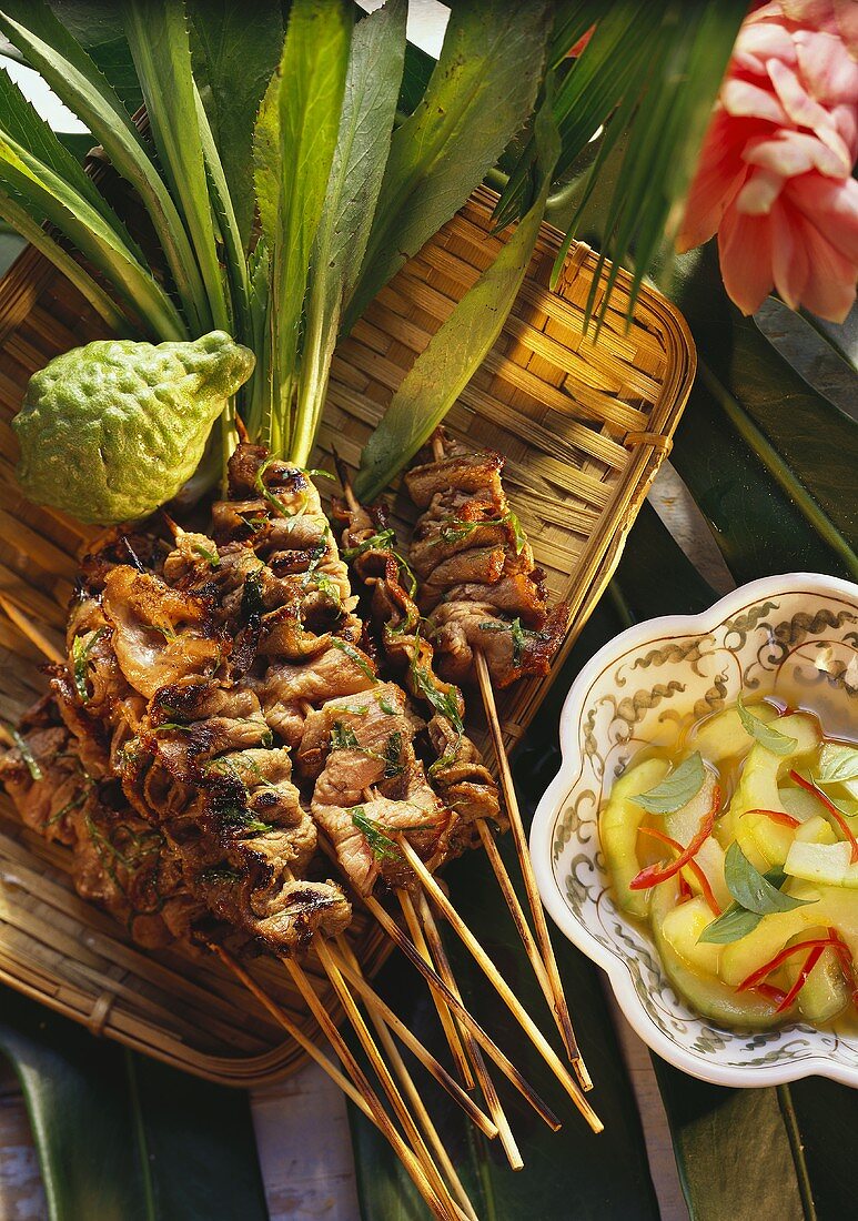 Indonesische Fleischspieße; Gurkensalat