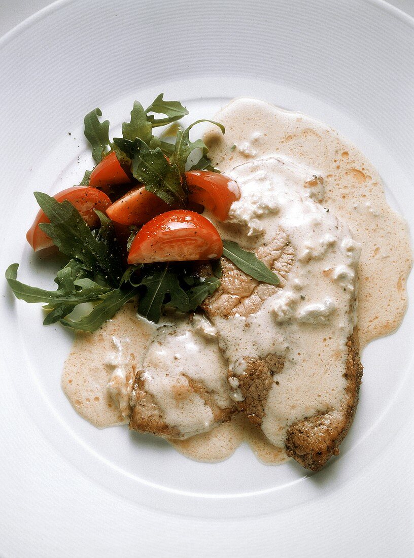 Kalbsschnitzel mit Gorgonzolasauce & Salat