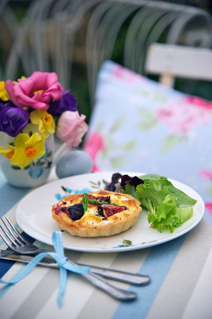 Goat's cheese, asparagus and fig tartlet for Easter