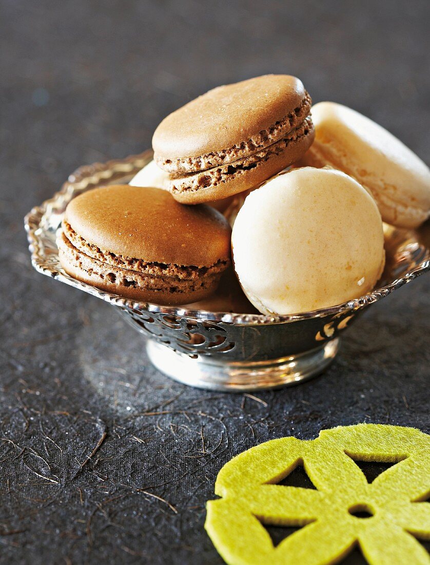 Macarons mit Schokoladen-Kokos-Cremefüllung in Silberschale