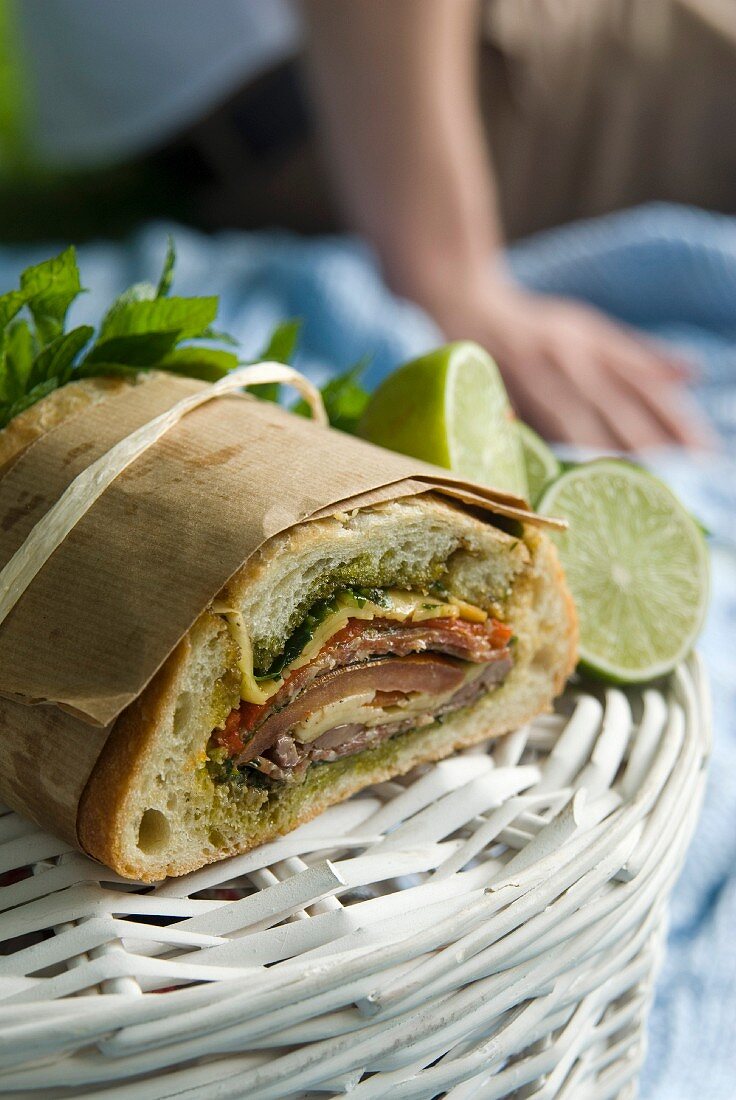 Gefülltes Brot mit Salami, Mozzarella, Rucola und Artischocke