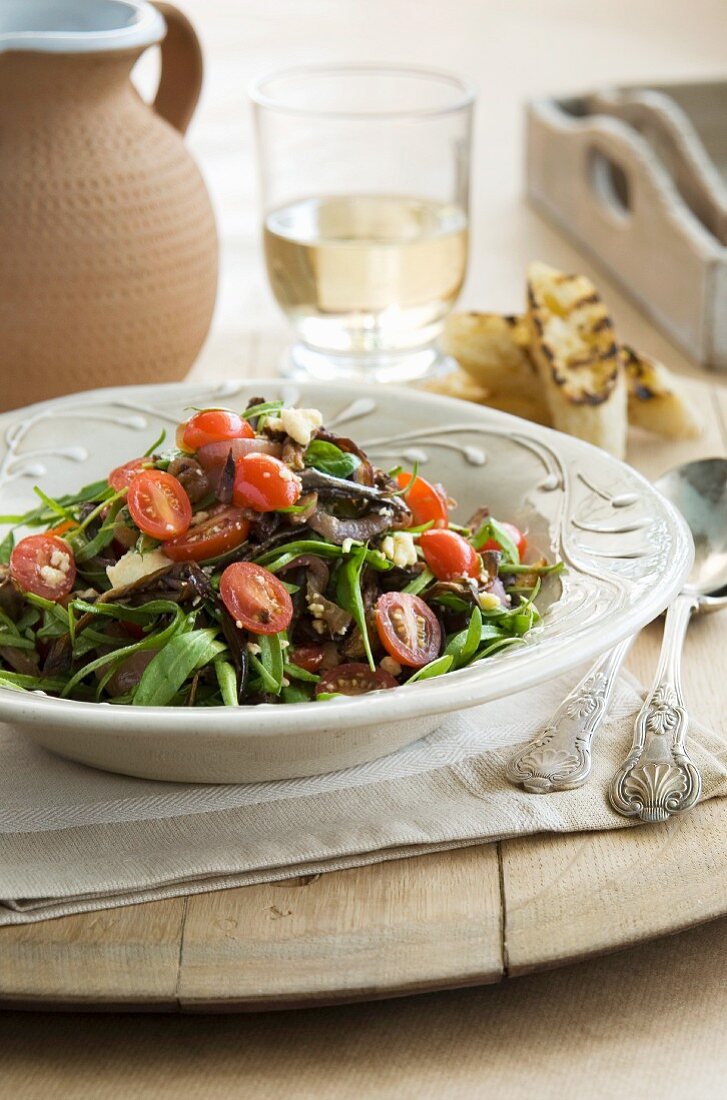 Warmer Salat mit Zimt-Auberginen, Tomaten und karamellisierten Zwiebeln