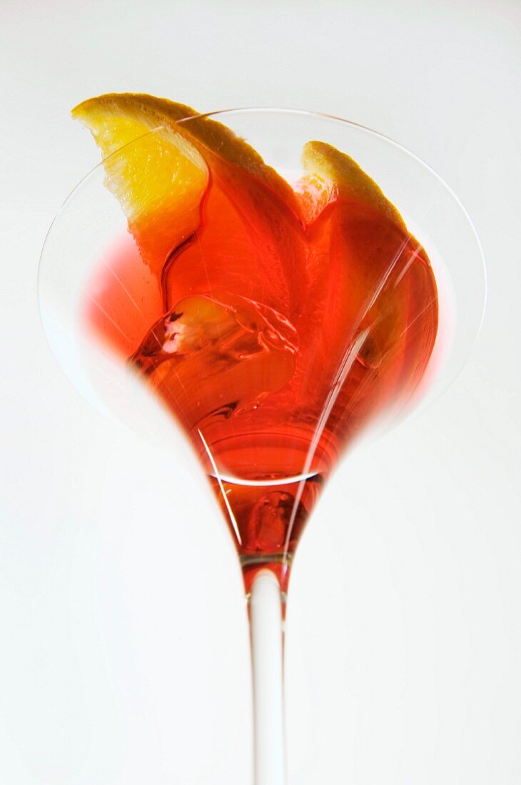 Roter Cocktail mit Orangenschnitzen