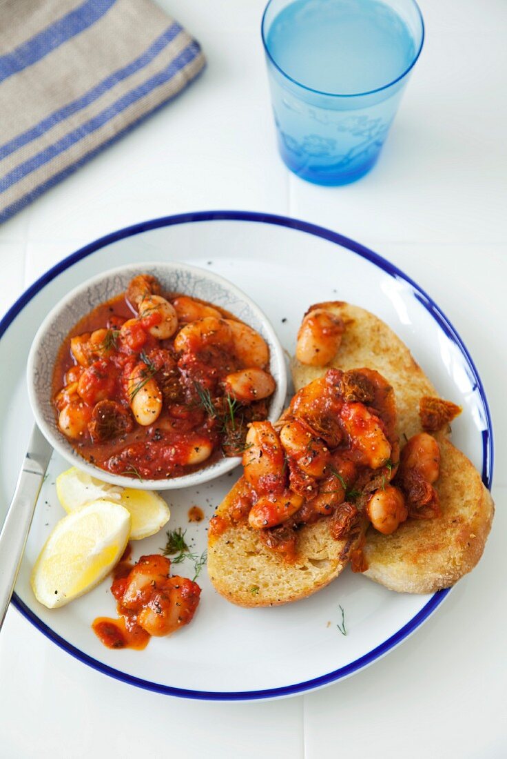 Ciabatta-Toast mit Butterbohnen und getrockneten Kirschtomaten (Italien)