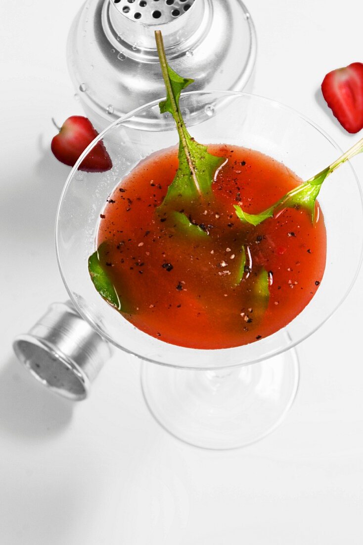 Erdbeer-Mango-Cocktail mit Rucola