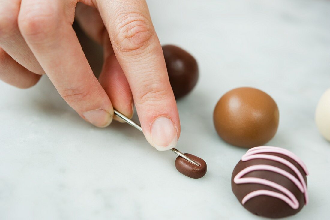 Schokoladenbohne aus Modelliermasse mit Nadel eindrücken