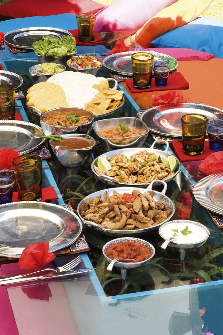 Gedeckter Tisch mit verschiedenen mexikanischen Gerichten