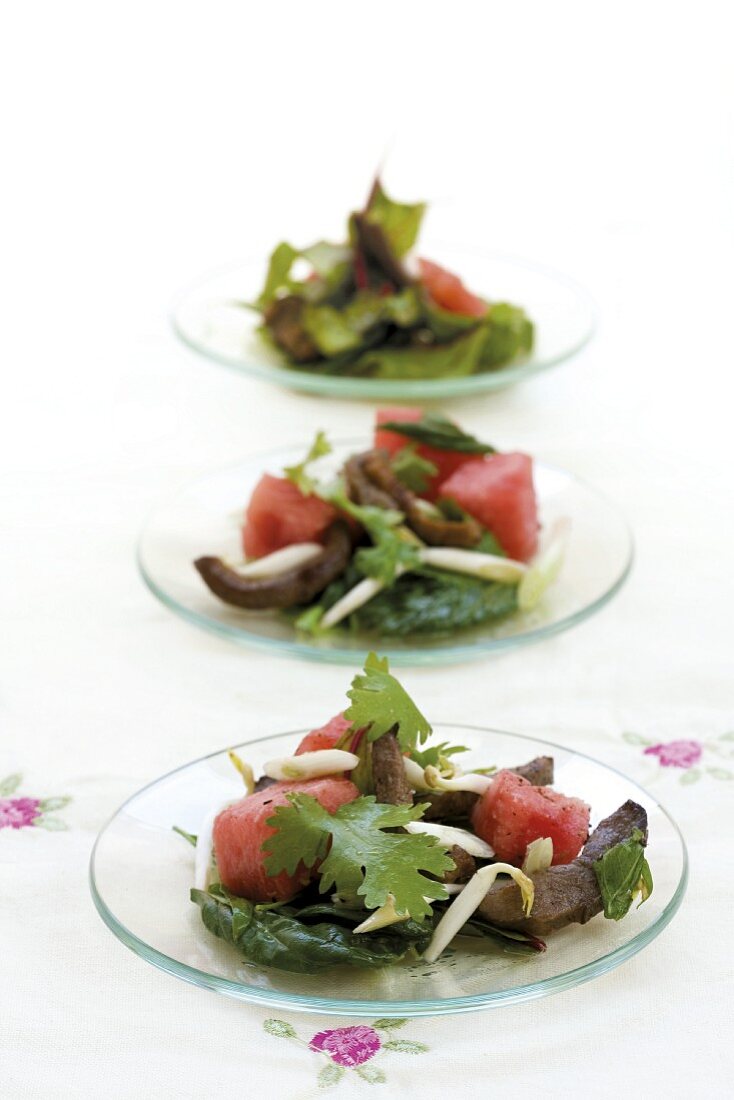 Gemischter Salat mit Wassermelone und Entenbrust