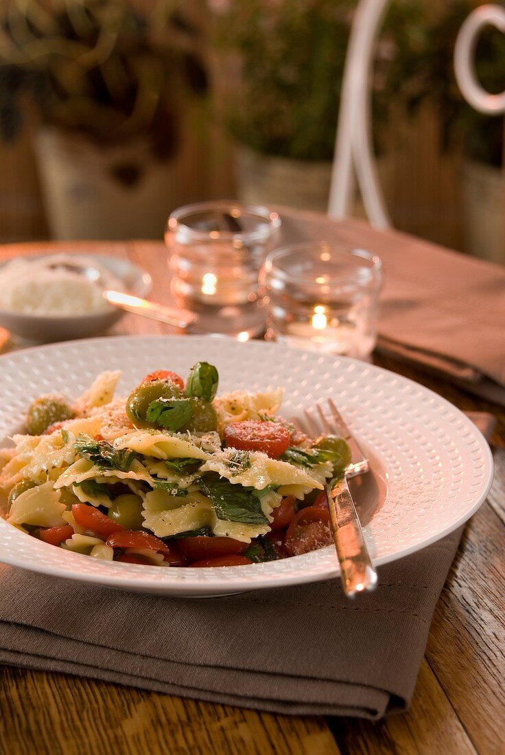 Farfalle mit frischen Tomaten, Oliven, Basilikum und Parmesan