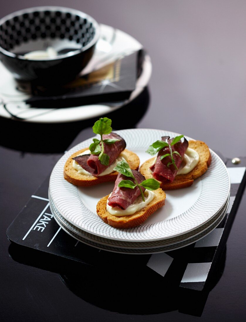 Toasted slices of bread with wasabi paste and roast beef