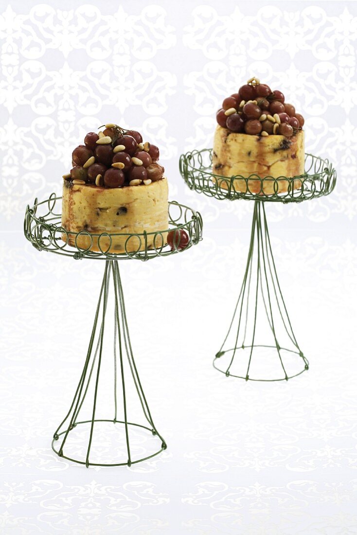 Cheesecakes with caramelised grapes and pine nuts