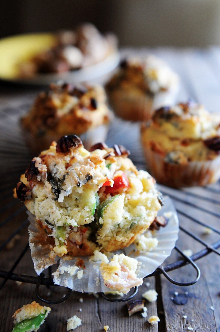 Nut muffins with blue cheese