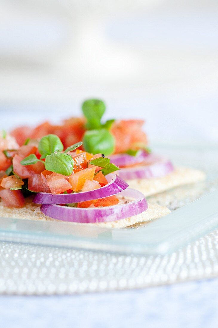 Bruschetta mit roten Zwiebelringen