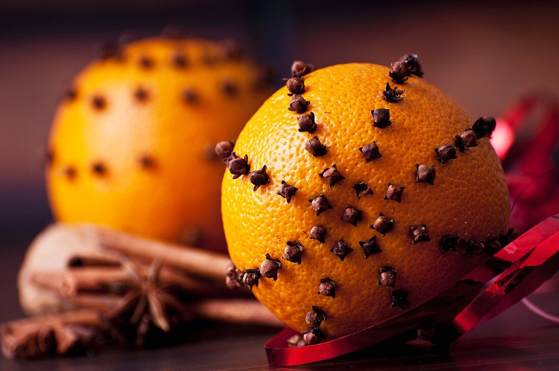 Orangen mit Nelken gespickt
