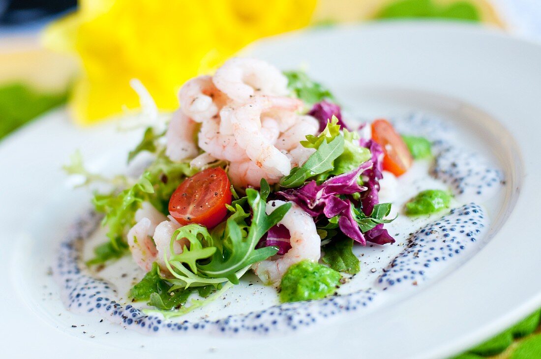 Mixed leaf salad with prawns and caviar dressing