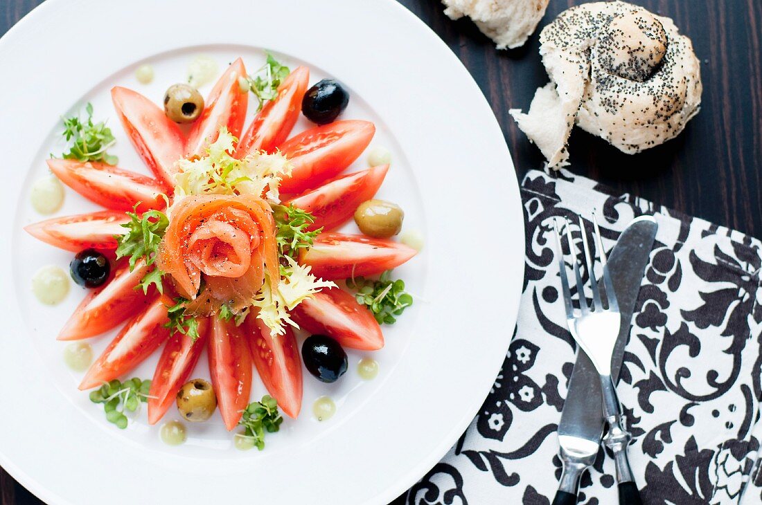 Smoked salmon with tomatoes and olives