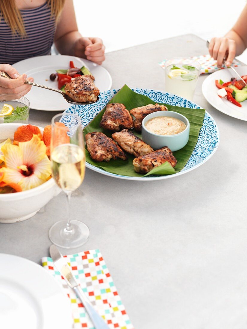 Zwei Mädchen essen balinesisches Hähnchen