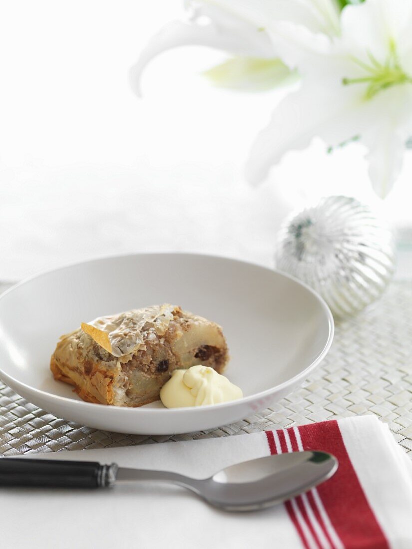 Apfelstrudel mit Sahne (weihnachtlich)