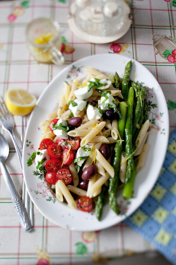 Nudelsalat mit grünem Spargel, Cocktailtomaten und frischem Ziegenkäse