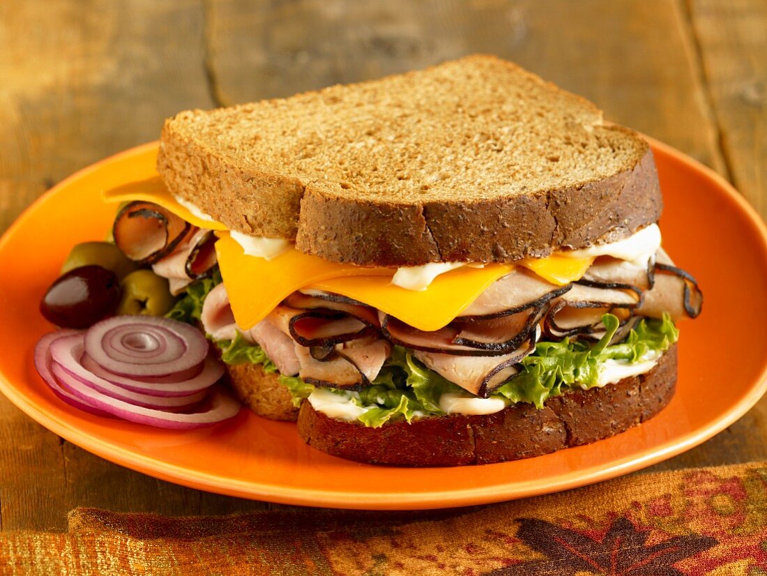 Weizenbrot-Sandwich mit Pute und Käse, Zwiebeln, Oliven