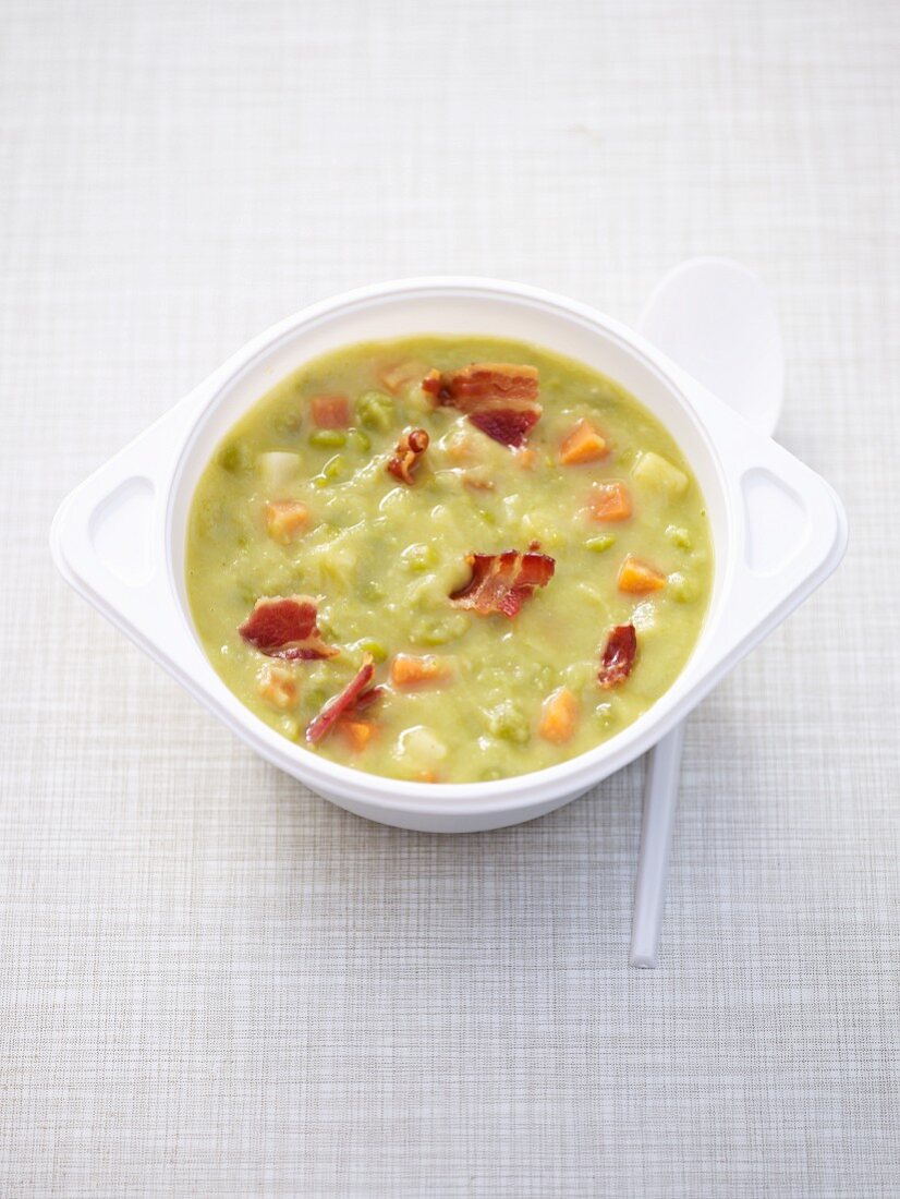 Pea soup with bacon