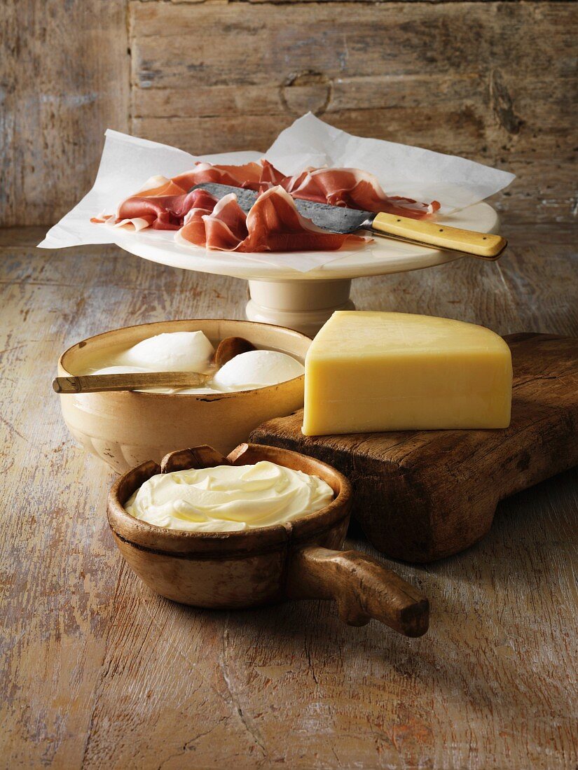 Verschiedene Käsesorten und Parmaschinken aus Italien
