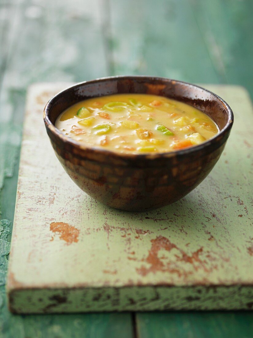 Eine Schale Gemüsesuppe