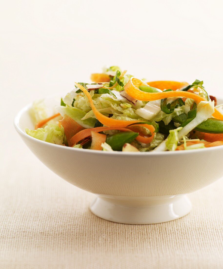 Gemischter Salat mit Möhrenstreifen