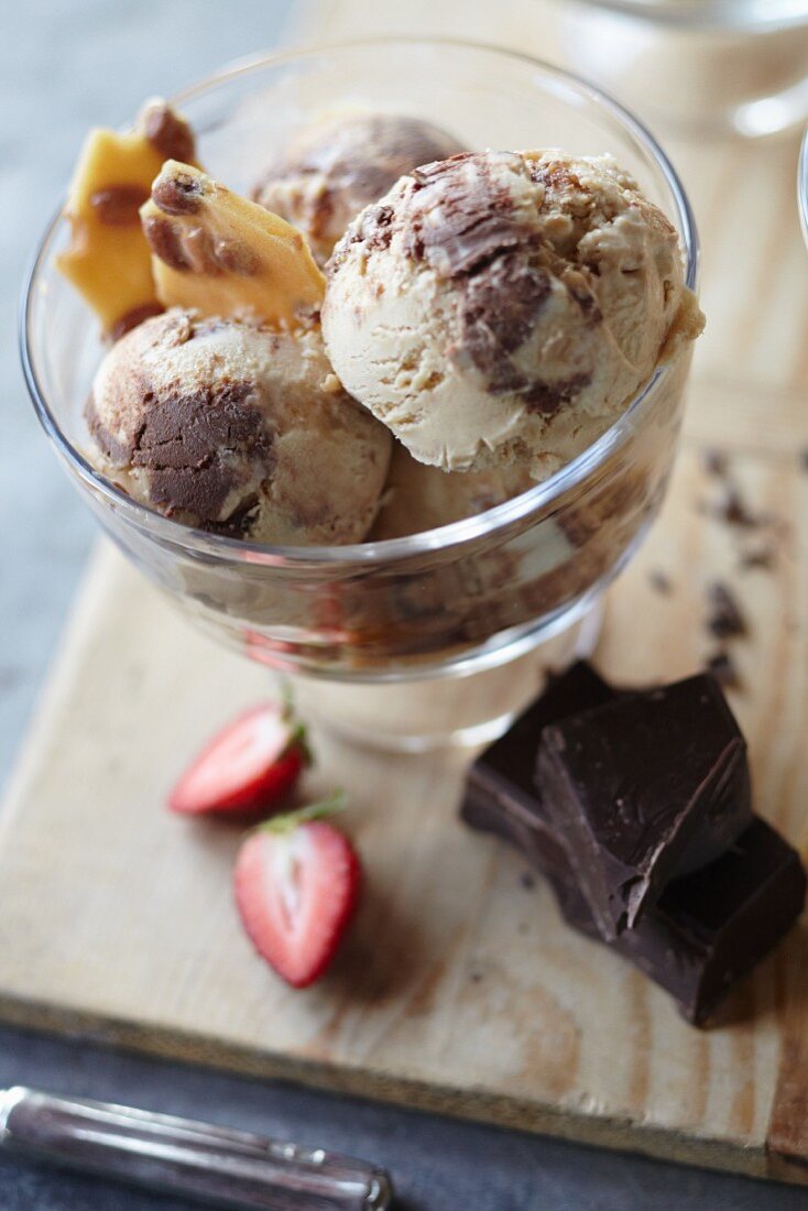 Schokoladen-Erdnussbutter-Eiscreme in Glasschale