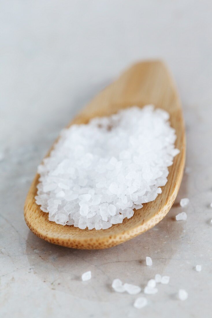 Grobes Salz auf Holzlöffel
