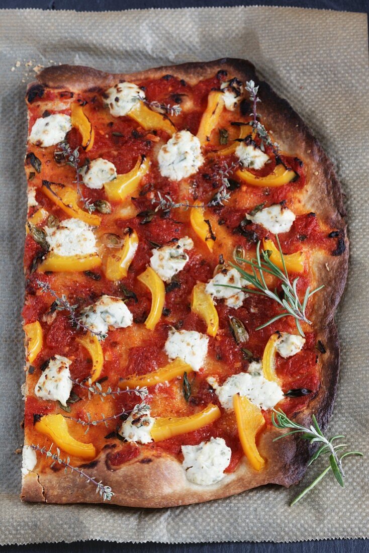 Pizza mit Zucchini, Paprika, Tomaten und Kräuterfrischkäse