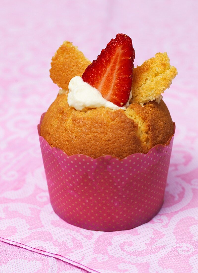 Butterfly Cupcake mit Sahne und Erdbeere