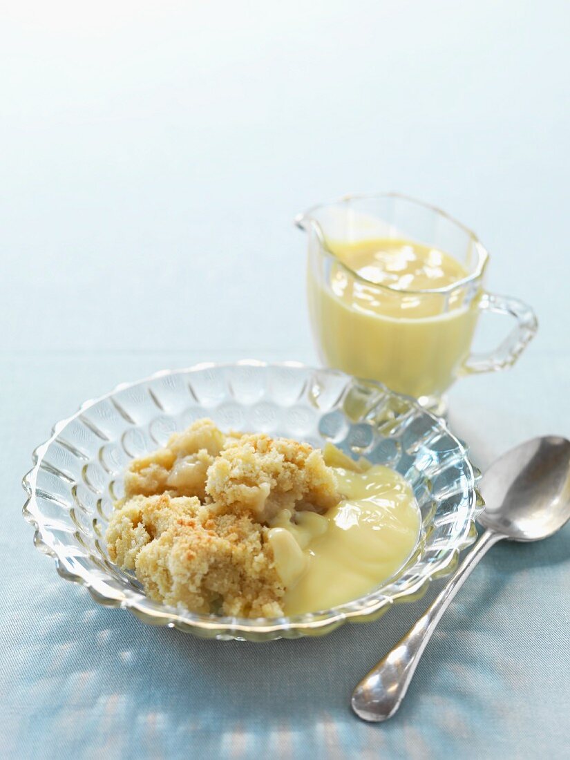 Apfel-Crumble mit Vanillesauce