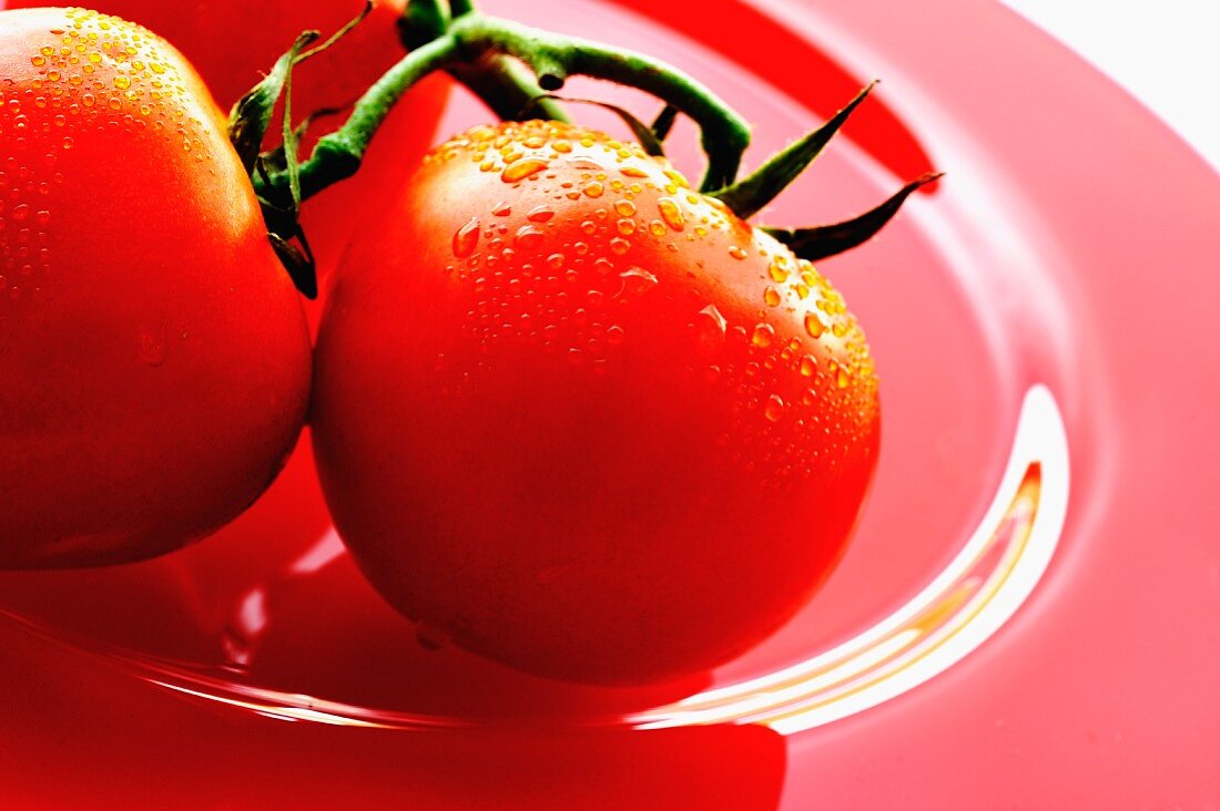 Tomatoes on a red plate