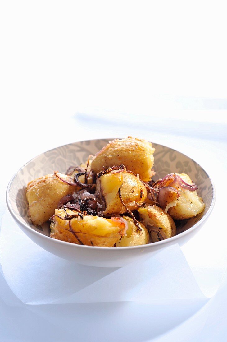 Roast potatoes with red onions and ginger