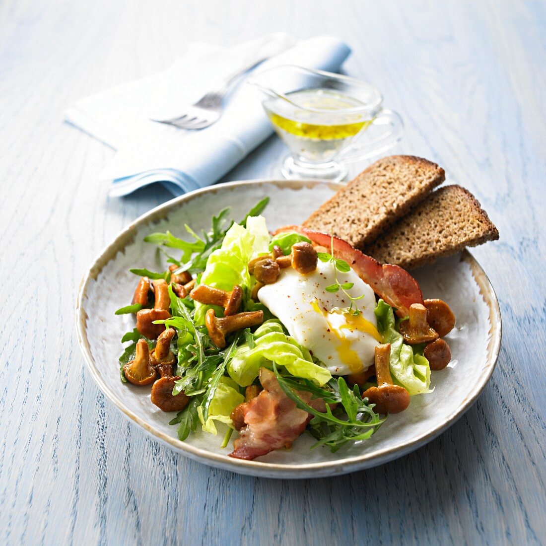 Blattsalat mit Pfifferlingen, weichem Ei und Bacon