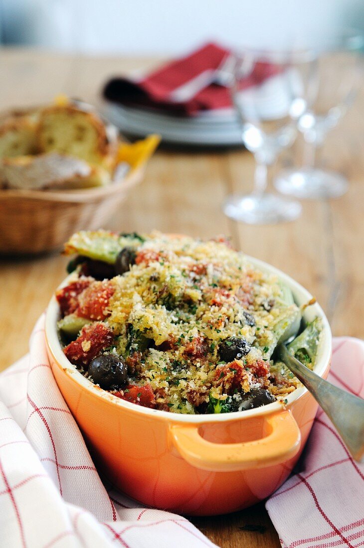 Überbackener Fenchel mit Tomaten, Oliven & Petersilienkruste